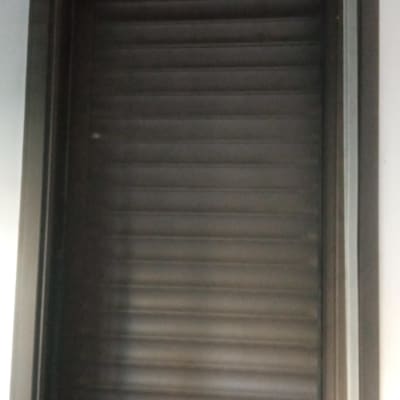 תריס סגור בחלון