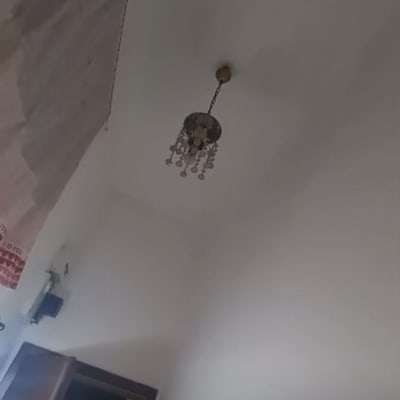 תקרה צבועה עם נברשת תלויה