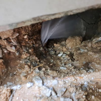 נזילה בקיר עם מים זורמים