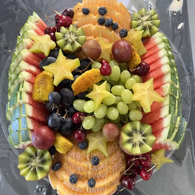 מגש פירות מעוצב עם אבטיח, קיווי, ענבים ופירות נוספים