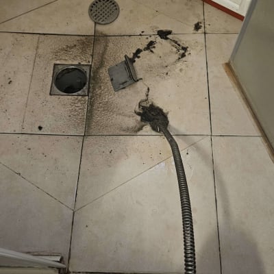 ניקוי צינור ביוב עם קפיץ אינסטלטורים וכלי עבודה