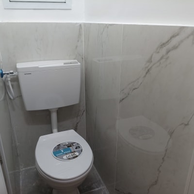 אסלה עם מדבקה על מושב