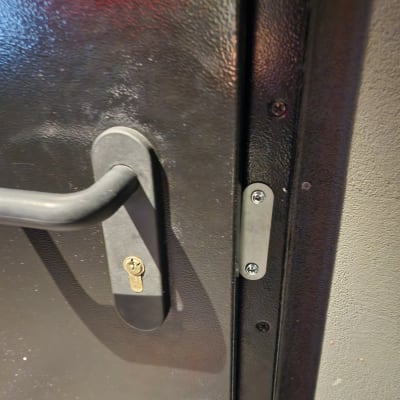 ידית ודלת עם מנעול מתכת