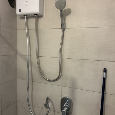 דוד חשמלי ומקלחת מותקנים על קיר