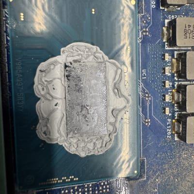 מעבד עם משחה תרמית על לוח אם