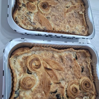 שתי פשטידות בתבניות אלומיניום על שולחן