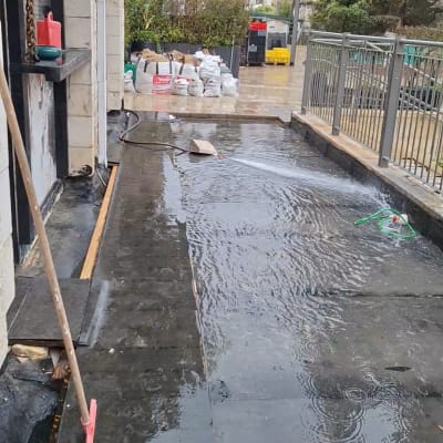 משטח אטום עם מים, מגב ורצפה רטובה