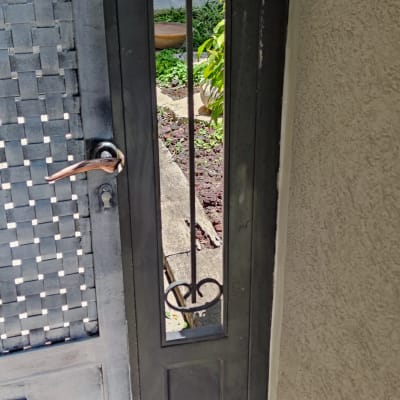 דלת מתכת צבועה עם מגש צבע לבן על הקרקע