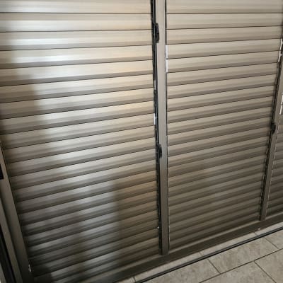 תריסים מתכתיים סגורים על רצפת אריחים