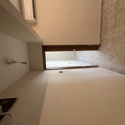 קיר צבוע בלבן עם שקע חשמל