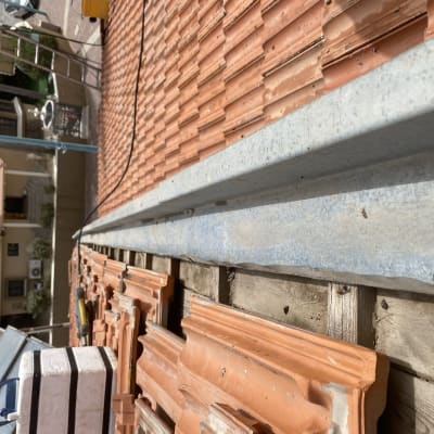 רעפים כתומים על גג עם קורות עץ