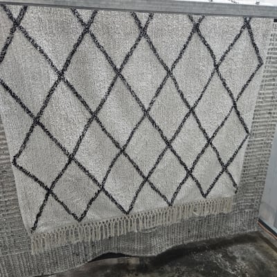 שטיח תלוי לייבוש לאחר ניקוי