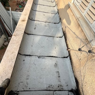 גג עם איטום חדש, חומרים וכלים בשימוש