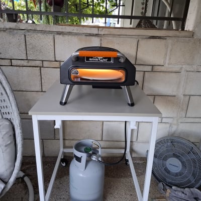 תנור גז נייד על שולחן עם בלון גז