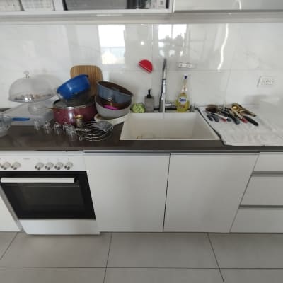 מטבח עם כיור, כלים וסבון כלים