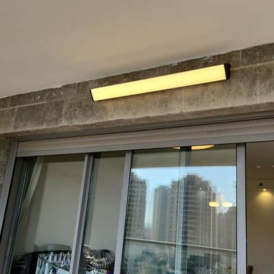 מנורת קיר מוארת מעל דלת זכוכית