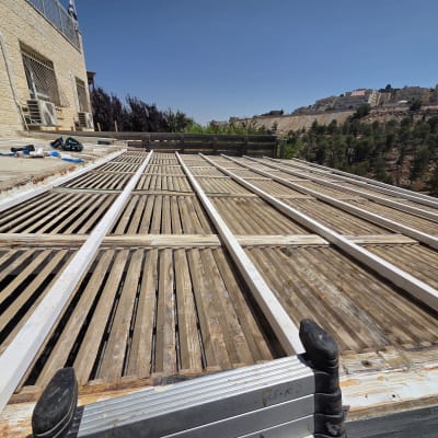 בניית פרגולה מעץ על גג בניין