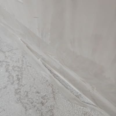 קיר עם טיח או צבע, עבודה בתחום השיפוצים