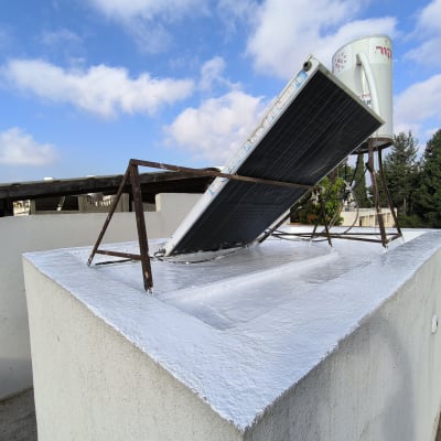 איטום גג עם חומר לבן סביב דוד שמש