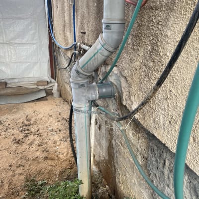 צינורות פלסטיק מחוברים לקיר עם חיבורים שונים