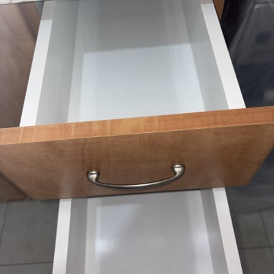 מגירה פתוחה ונקייה במטבח