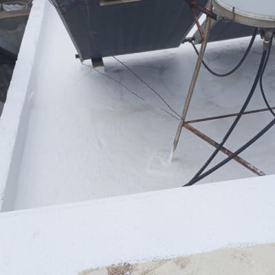 גג אטום בלבן עם צינורות ומיכל מתכת