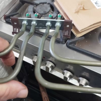 חיבורי גז ותנור עם כפתורי שליטה