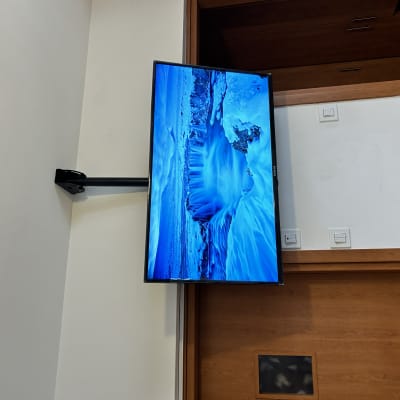 טלוויזיה תלויה על קיר עם נוף טבע