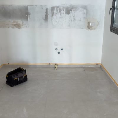 צינורות גז צהובים מותקנים על קירות חדר