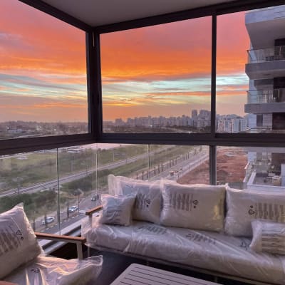 מרפסת עם נוף שקיעה, חלונות אלומיניום וריהוט גן