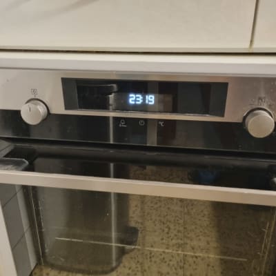 תנור אפייה עם תצוגת זמן וטמפרטורה