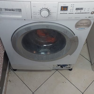 מכונת כביסה סימנס עם תצוגה דיגיטלית וכפתורים