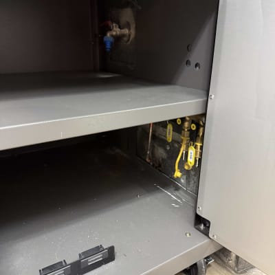 ארון עם צנרת גז ושסתומים