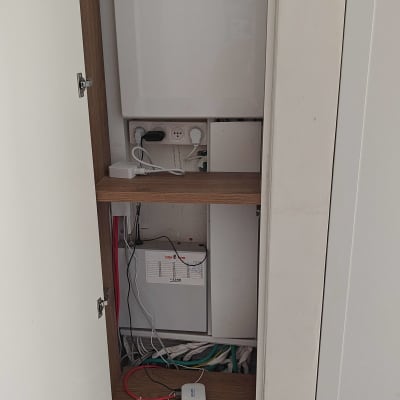 ארון תקשורת עם כבלים ונתבים שונים