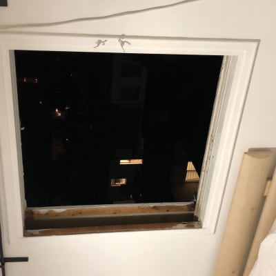 חלון פתוח ללא תריסים בלילה