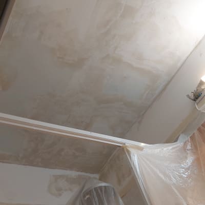 תקרה עם סימני תיקון ופלסטיק לכיסוי