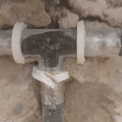 צינור מתכת עם מחבר טי וקליפסים לבנים