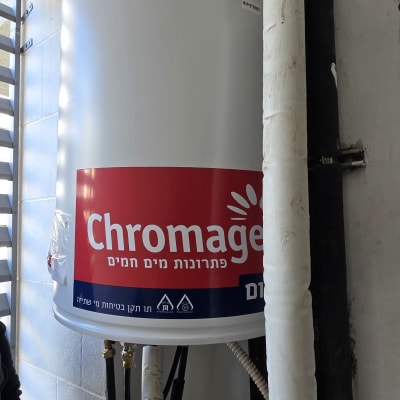 דוד שמש מותקן עם צנרת וחיבורים