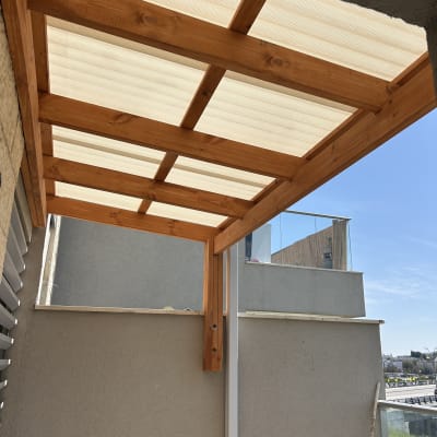 פרגולה מעץ עם גג פלסטיק שקוף למחצה