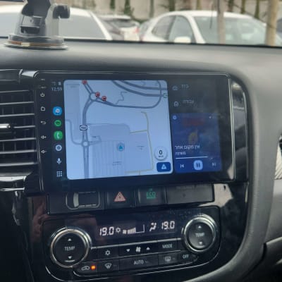 מערכת ניווט ברכב עם מסך מגע ותצוגת מפה