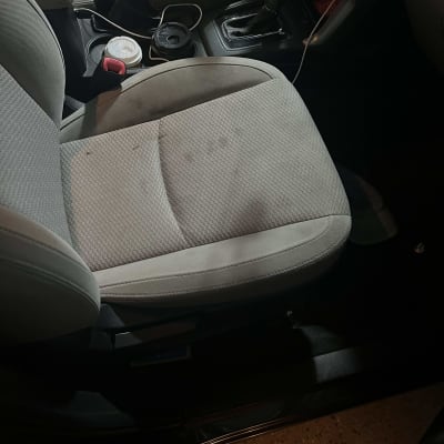 מושב רכב עם כתמים, מוכן לניקוי