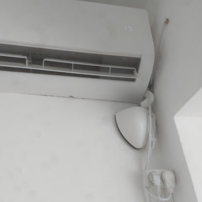 מזגן מותקן על קיר עם תצוגת טמפרטורה