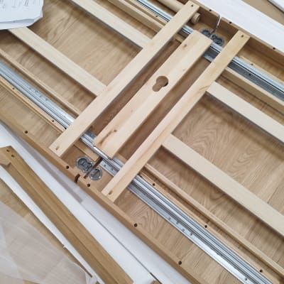חלקי עץ ומסילות מתכת להרכבת רהיט