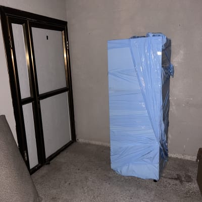 ארון עטוף בניילון כחול בפינה של חדר