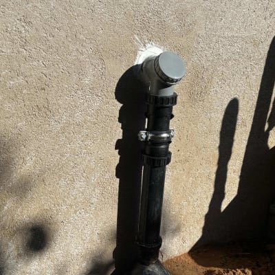 צינור פלסטיק מותקן על קיר חיצוני