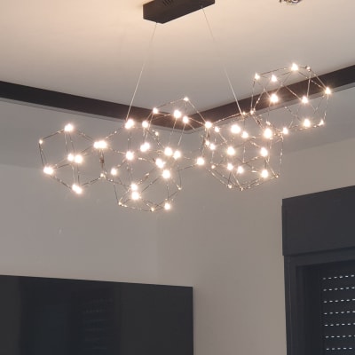 נברשת מודרנית עם נורות רבות בתקרה