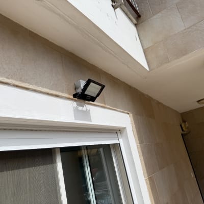 פנס חיצוני מותקן על קיר חיצוני