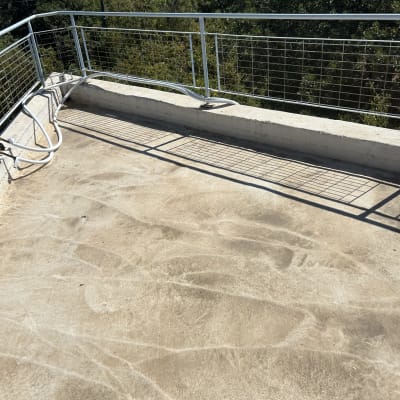 מרפסת עם מעקה מתכת, מתאימה לאיטום