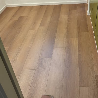 רצפת פרקט עץ בהתקנה בחדר קטן