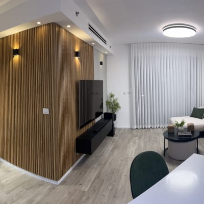 סלון מודרני עם קיר עץ, ספה ושולחן עגול